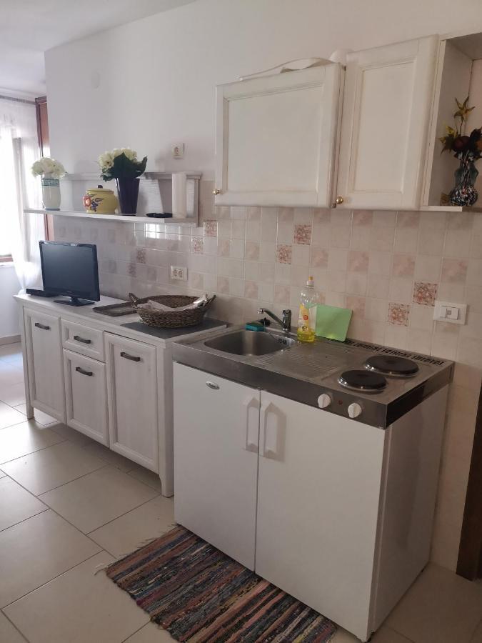 Apartment Martin - 10 Mt To The Beach Rovinj Buitenkant foto